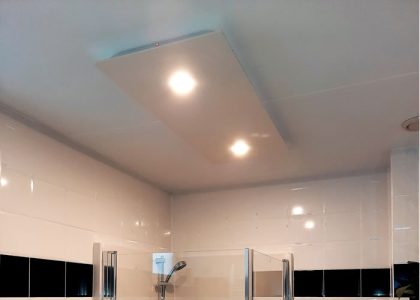Opnieuw schieten afstand de ober badkamerverwarming - infraroodpaneel met verlichting